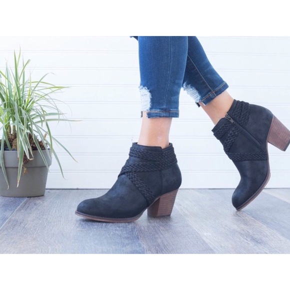 5 1/2🆕5⭐️BEST SELLER Distressed Booties - Picture 3 of 6